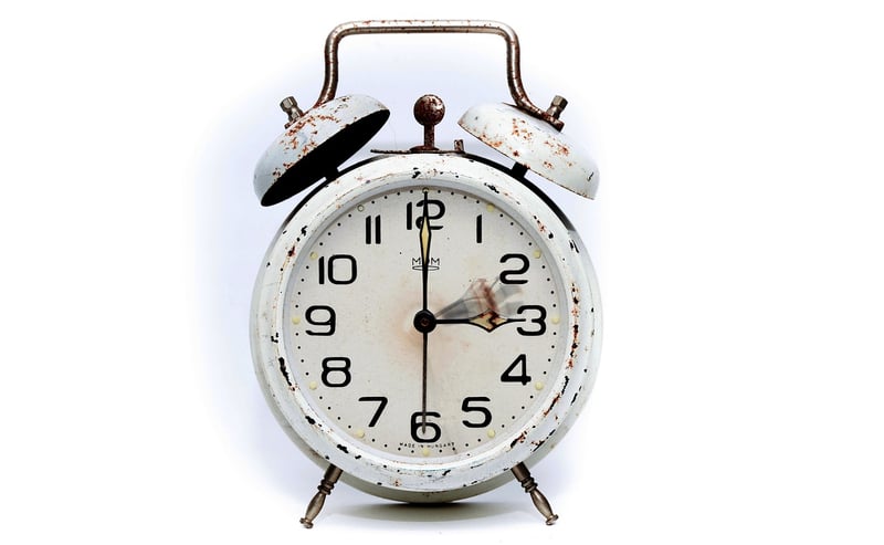 Clock with swirling time effect